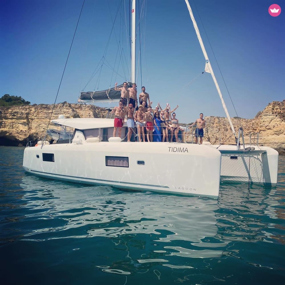 Passeio de catamarã de 4 horas e meio dia com paragem para banho – Explore a Costa Algarvia