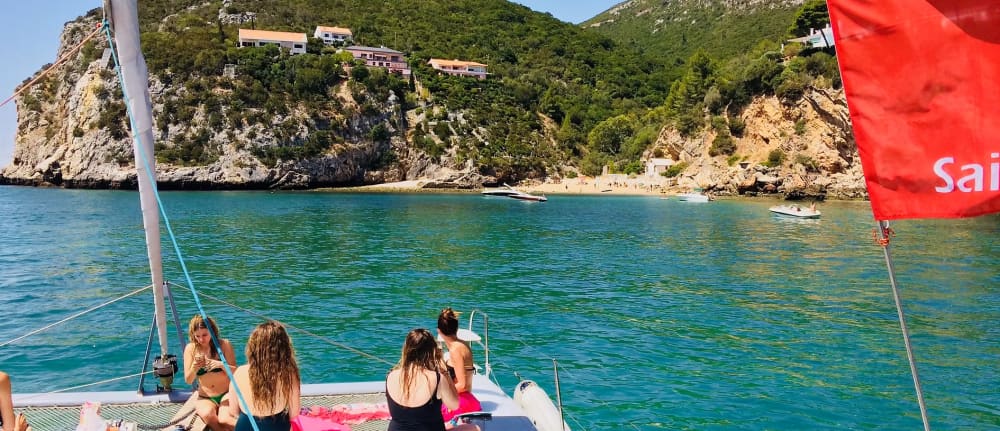 Passeio de catamarã de 4 horas e meio dia com paragem para banho – Explore a Costa Algarvia
