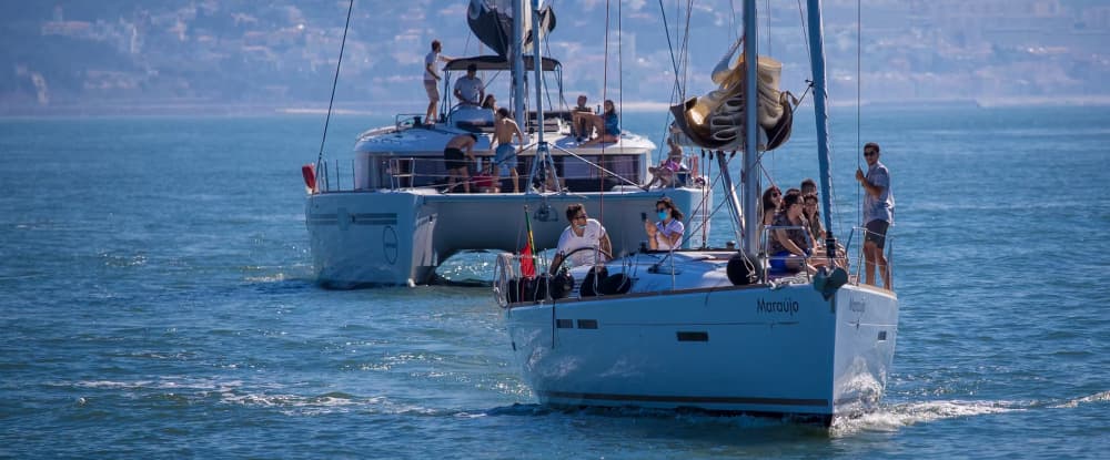 Passeio de catamarã de 4 horas e meio dia com paragem para banho – Explore a Costa Algarvia