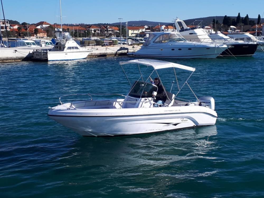 Aproveite o sol em um passeio de barco de 9 horas em Sukošan.