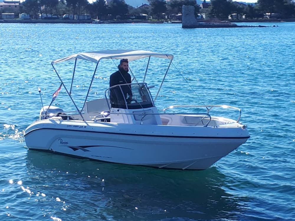 Aproveite o sol em um passeio de barco de 9 horas em Sukošan.