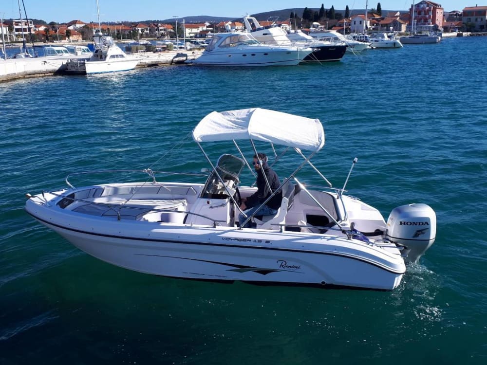 Aproveite o sol em um passeio de barco de 9 horas em Sukošan.