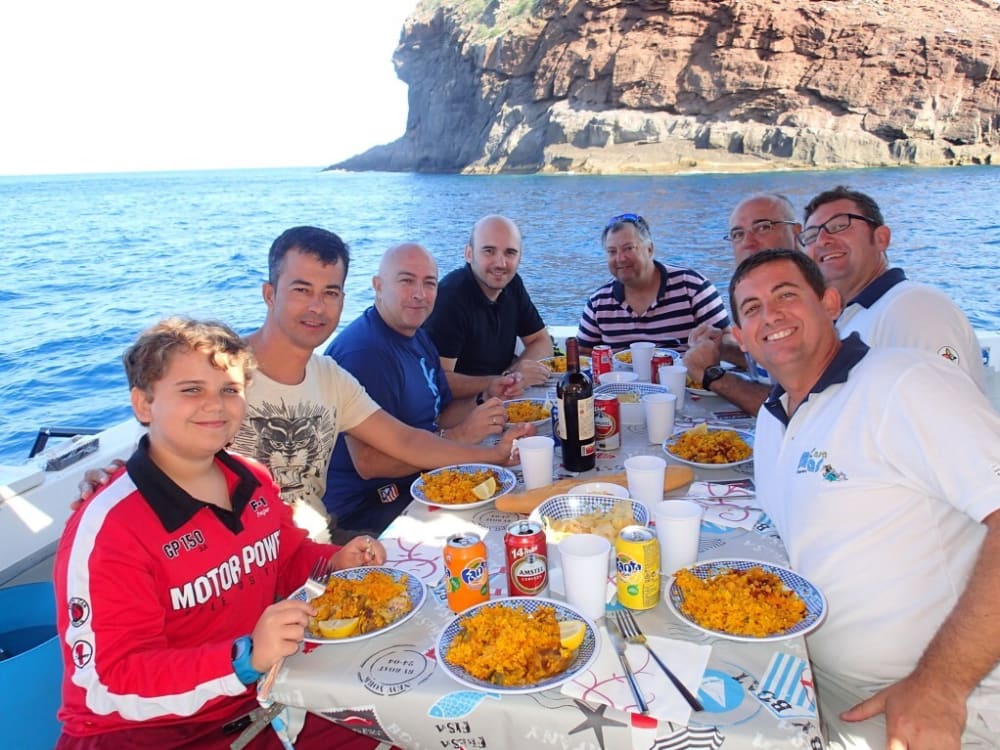 Pasa 10 horas en las cálidas aguas de Castellón de la Plana.