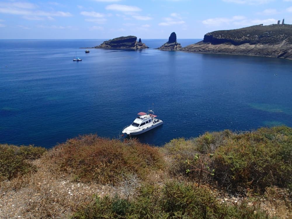 Pasa 10 horas en las cálidas aguas de Castellón de la Plana.