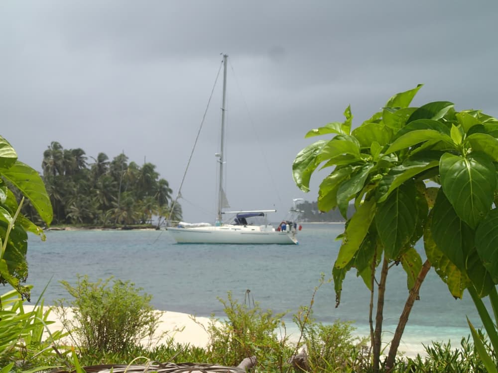 Spend a 10h sailing around Gruissan on a sailboat