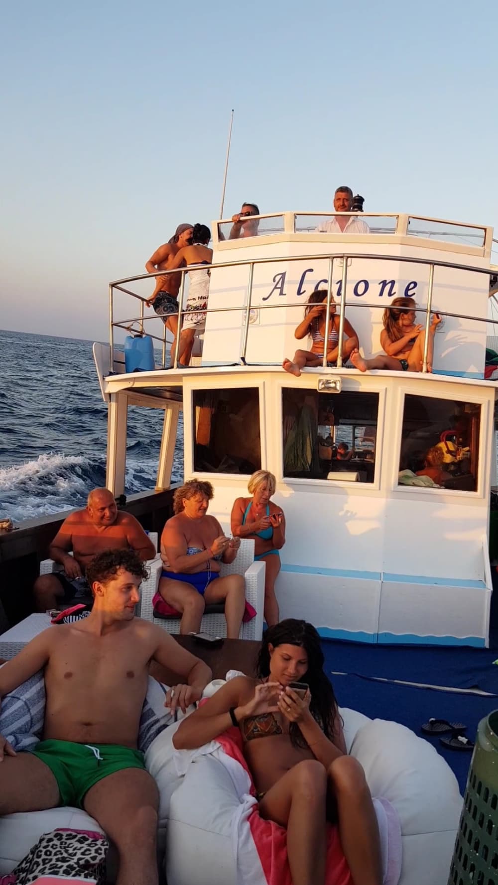 Excursión privada en barco alrededor de Ischia a motor.