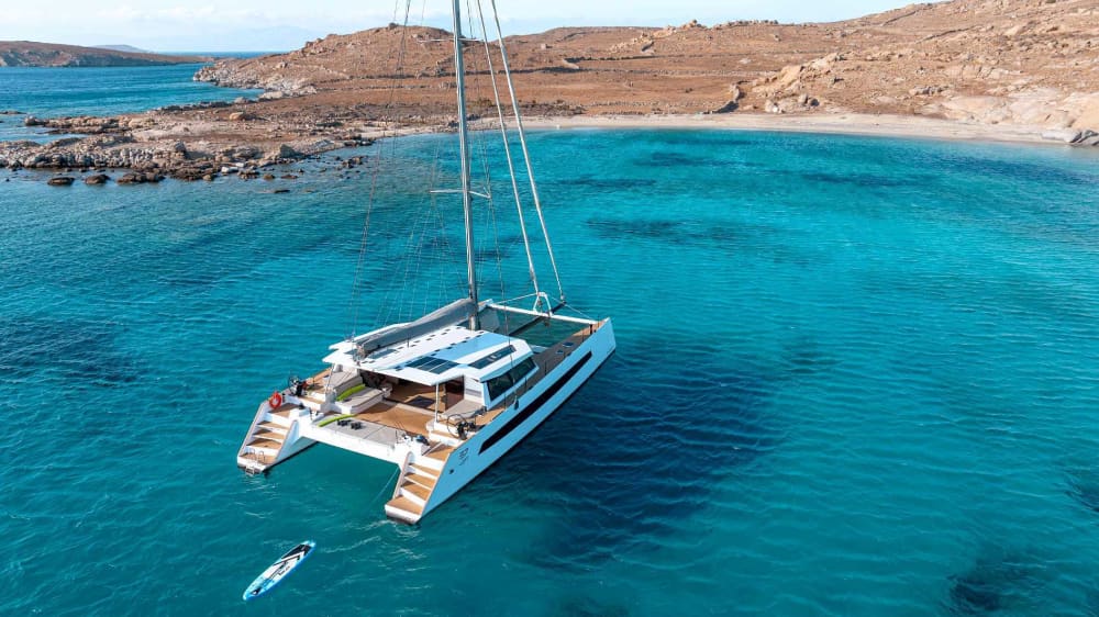 Μυστικά Ιστιοπλοΐας: 5ωρη απόδραση με καταμαράν στις κρυφές ακτές της Ελλάδας