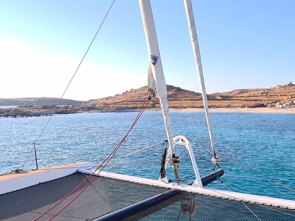 Μυστικά Ιστιοπλοΐας: 5ωρη απόδραση με καταμαράν στις κρυφές ακτές της Ελλάδας