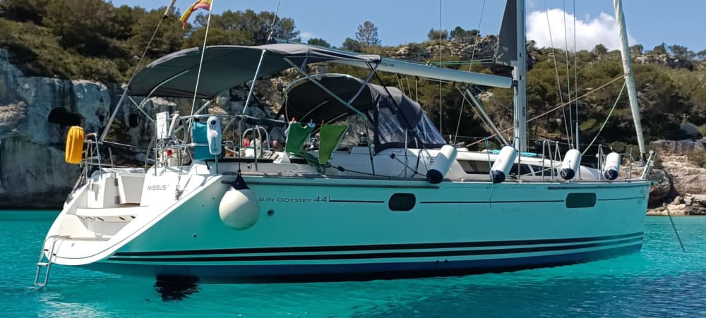 Private 4-hour sailing excursion in Barcelona.