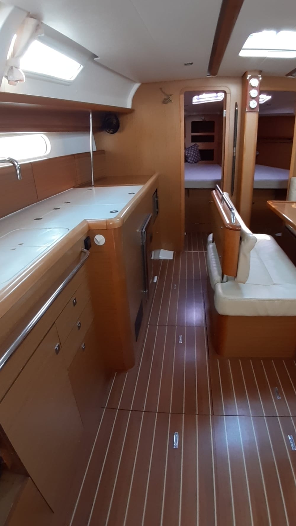 Private 4-hour sailing excursion in Barcelona.