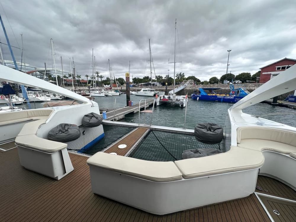 Dinner-Kreuzfahrt bei Sonnenuntergang: Lissabons goldene Stunde vom Wasser aus