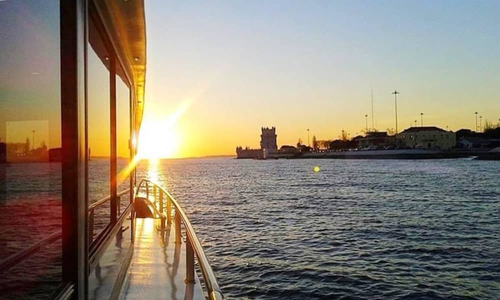 Dinner-Kreuzfahrt bei Sonnenuntergang: Lissabons goldene Stunde vom Wasser aus