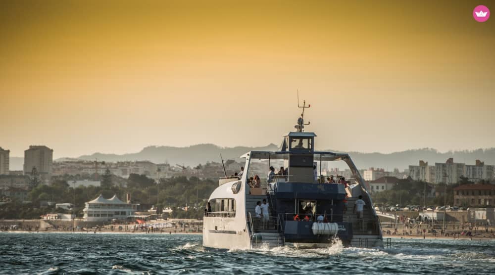 Dinner-Kreuzfahrt bei Sonnenuntergang: Lissabons goldene Stunde vom Wasser aus