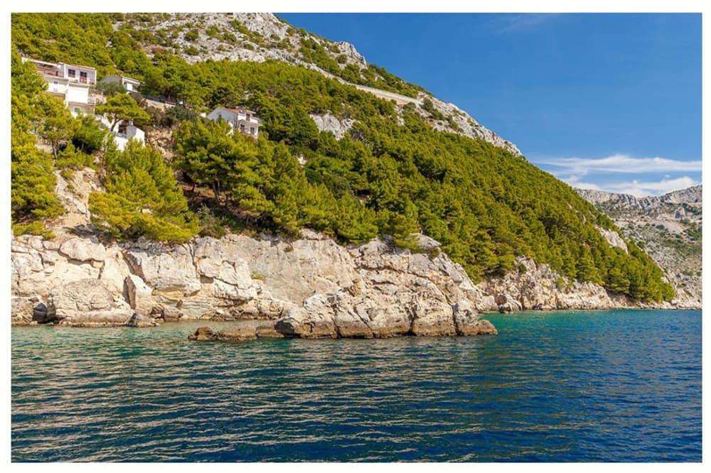 La tua giornata a Omiš: noleggia una barca a motore per 5 ore alla scoperta della città.
