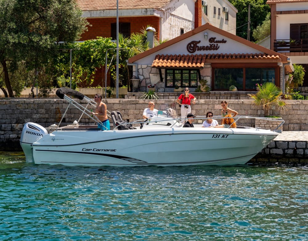 Mare, amore e sole: una giornata ricca di emozioni su un motoscafo.