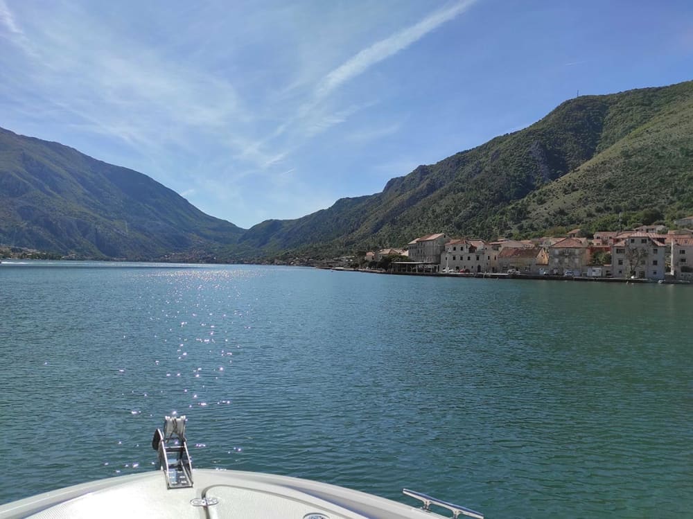 Mare, amore e sole: una giornata ricca di emozioni su un motoscafo.