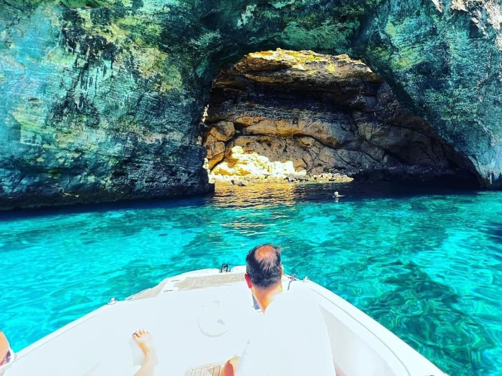 Experiência de barco particular de meio dia saindo da Baía de St. Paul – Descubra Comino do seu jeito