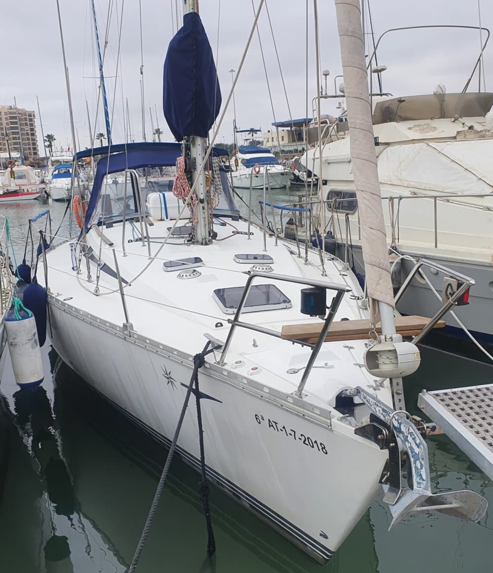 Spend a 9h sailing around Alicante on a sailboat