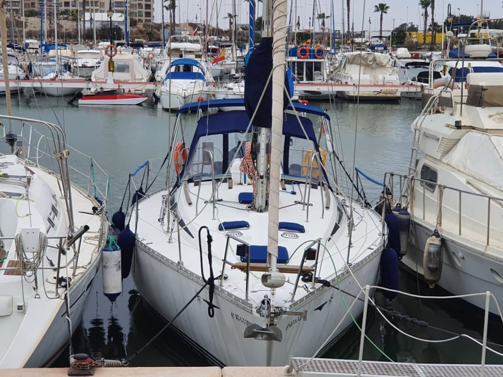 Tillbringa en 9 timmar lång segling runt Alicante på en segelbåt