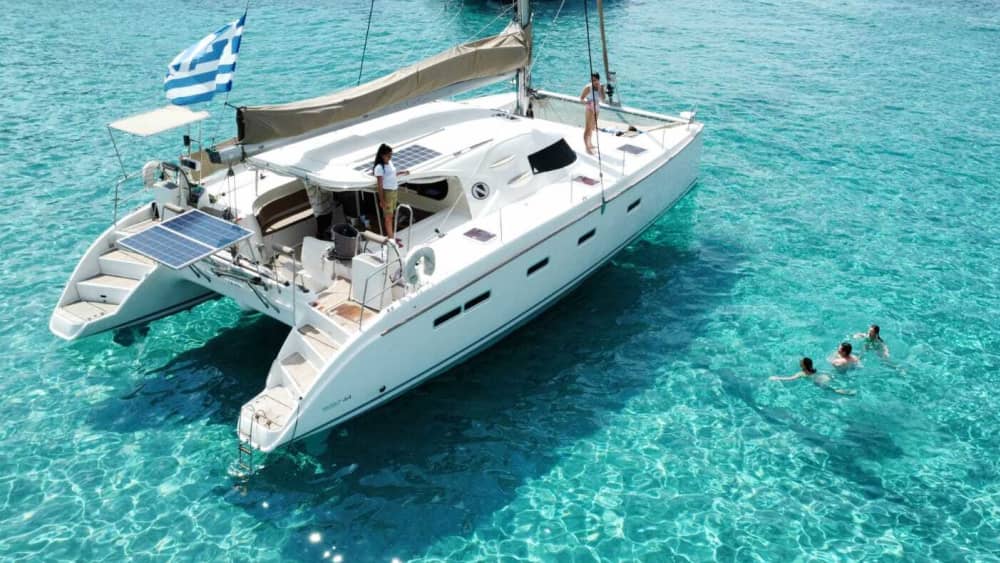 Blanc, bleu et divin : une journée complète en catamaran
