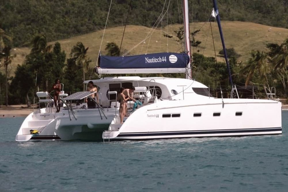 Blanc, bleu et divin : une journée complète en catamaran