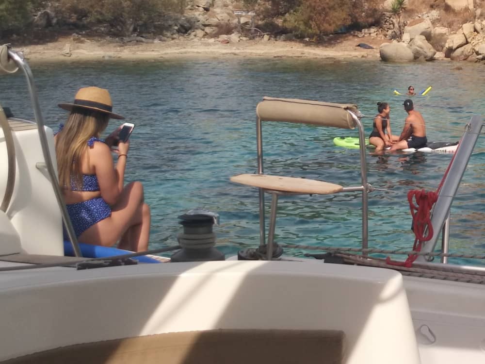 Blanc, bleu et divin : une journée complète en catamaran
