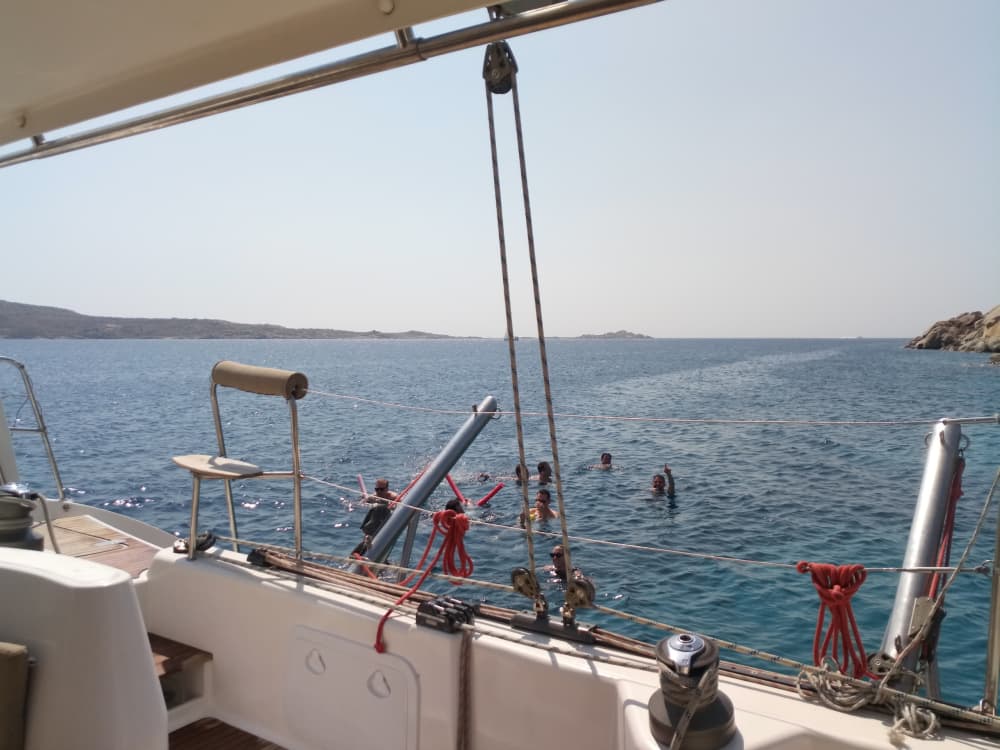 Blanc, bleu et divin : une journée complète en catamaran
