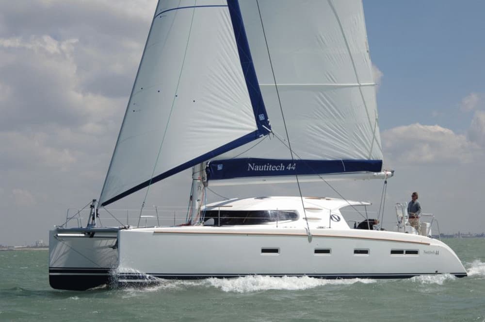 Blanc, bleu et divin : une journée complète en catamaran