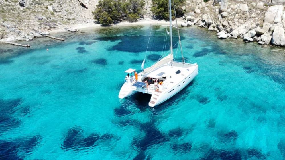 Blanc, bleu et divin : une journée complète en catamaran