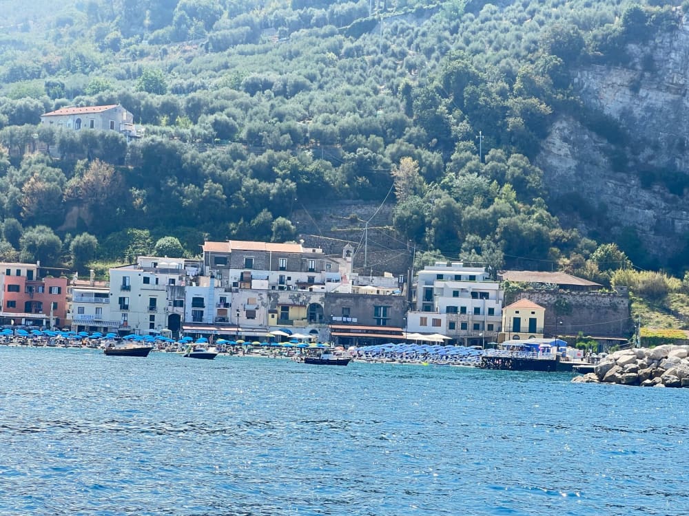 7-stündige Kreuzfahrt: Entdecken Sie die Küsten von Amalfi und Sorrent und die Magie von Capri