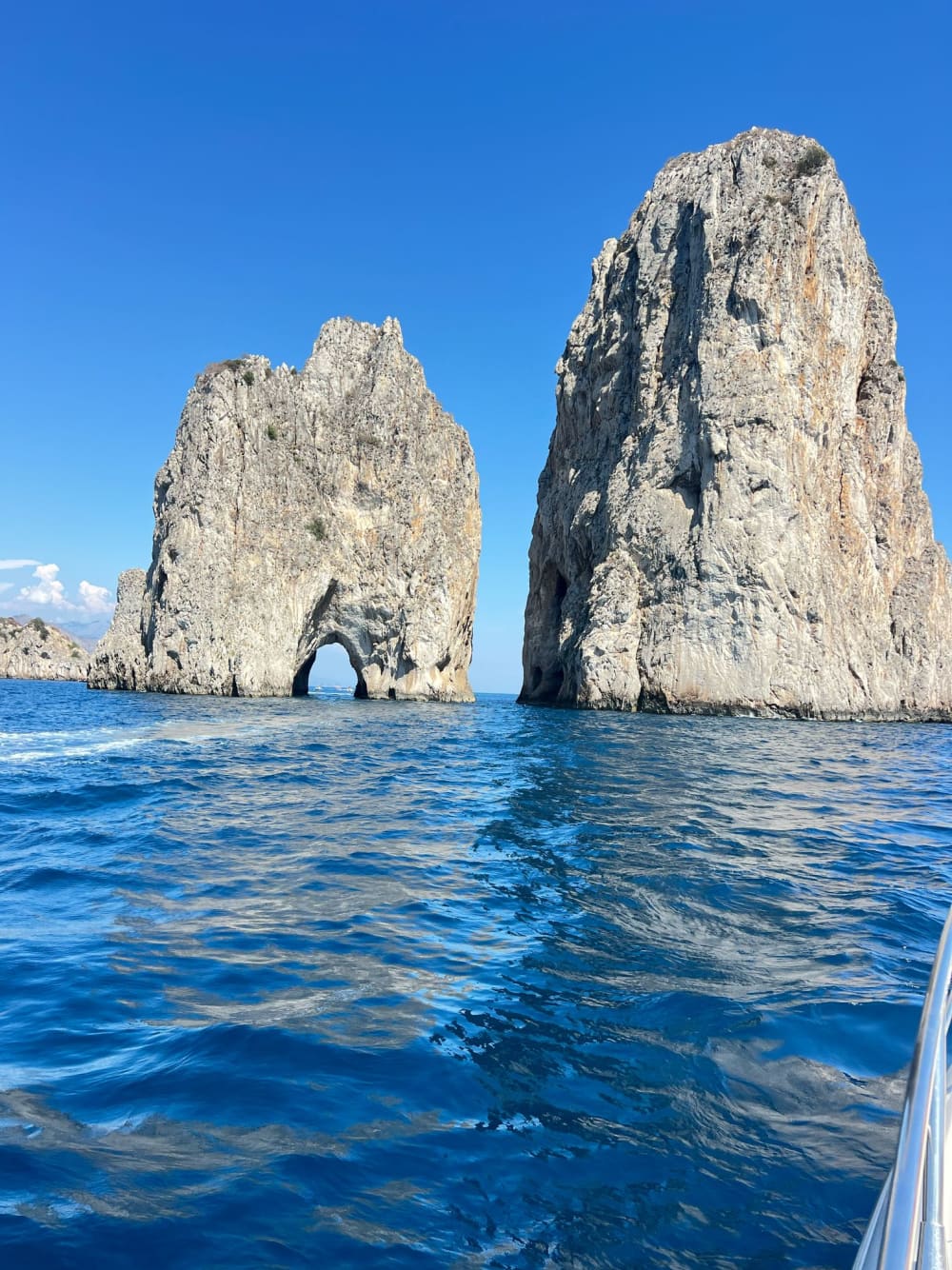 7-stündige Kreuzfahrt: Entdecken Sie die Küsten von Amalfi und Sorrent und die Magie von Capri