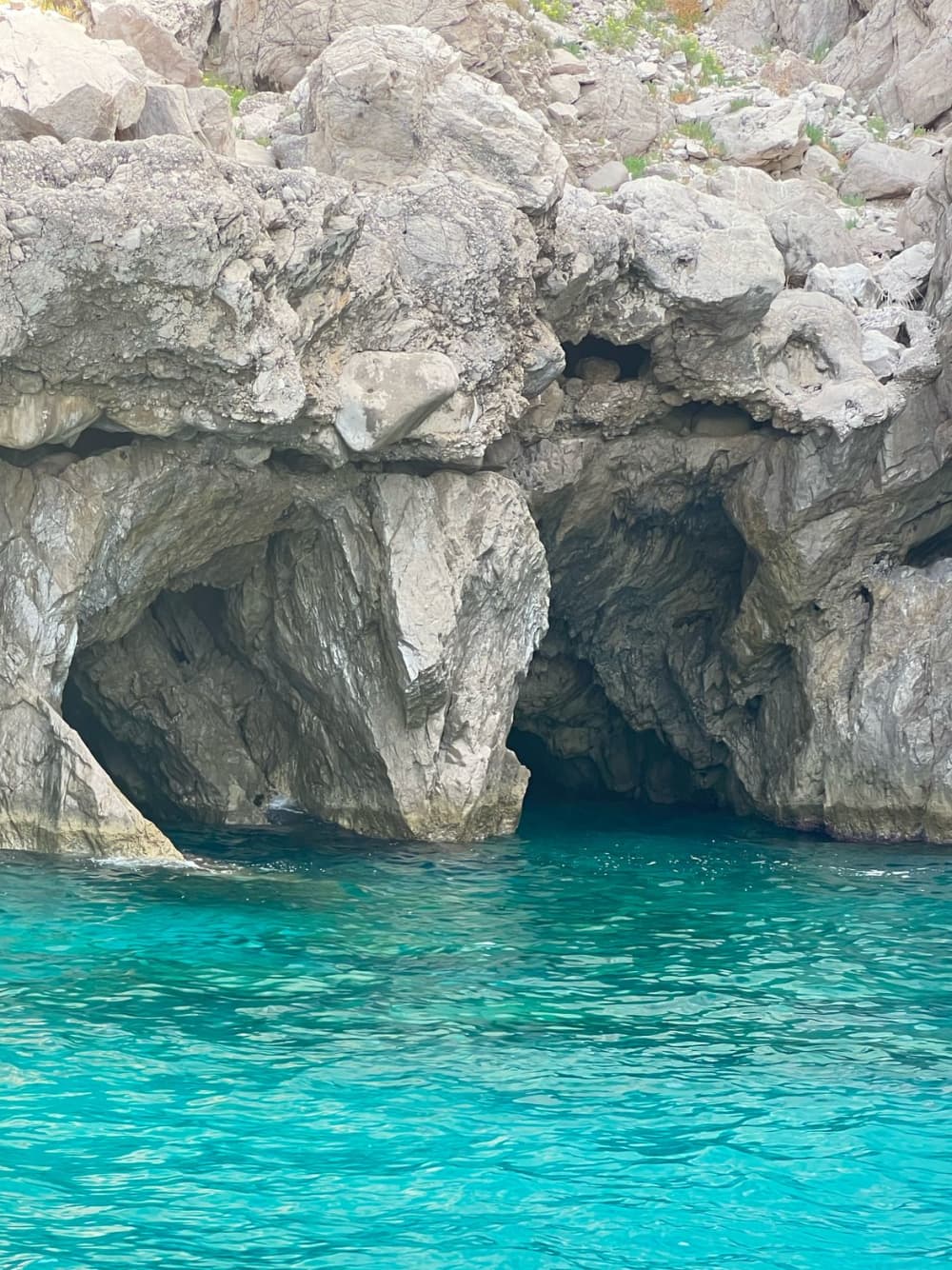 7-stündige Kreuzfahrt: Entdecken Sie die Küsten von Amalfi und Sorrent und die Magie von Capri