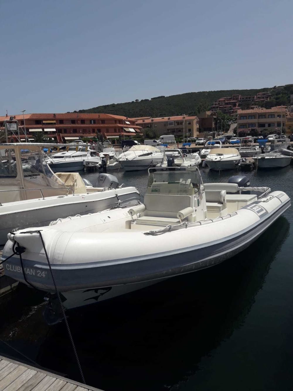 Scopri Santa Maria Navarrese a bordo di un motoscafo per 9 ore.