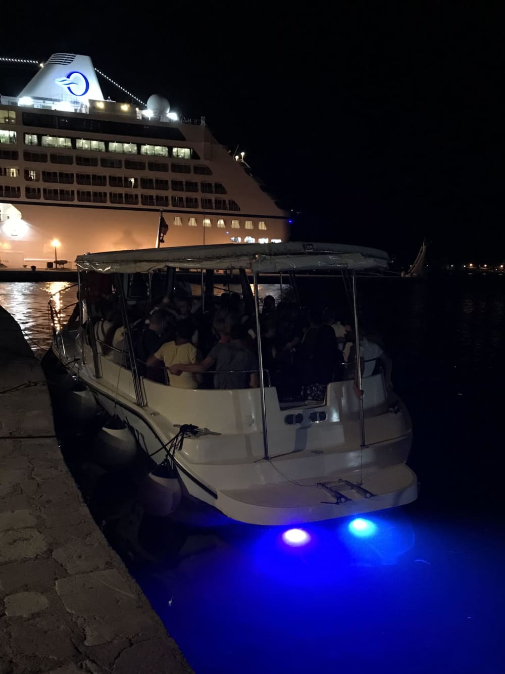 Mare, Iubire și Soare: O zi plină de emoții pe o barcă cu motor