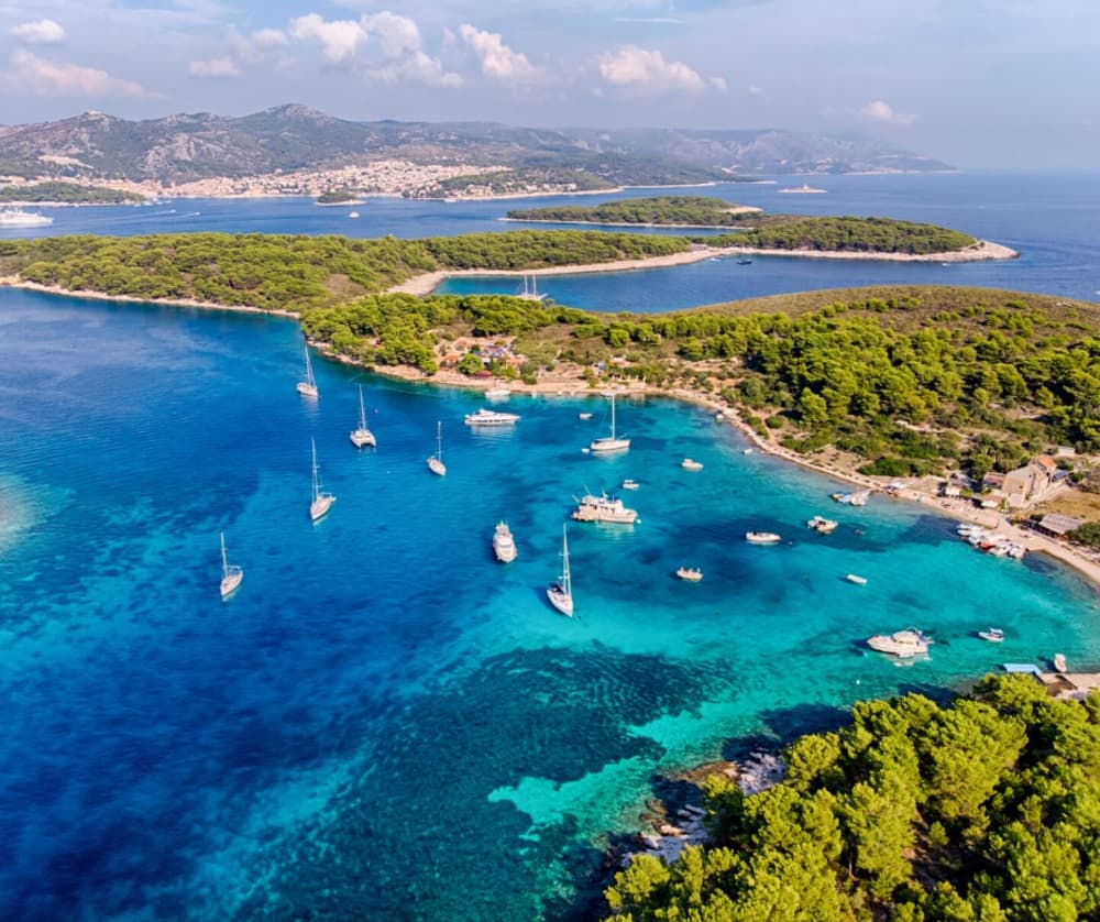 Excursão privada de meio dia de barco saindo de Split para as ilhas de Hvar e Pakleni.