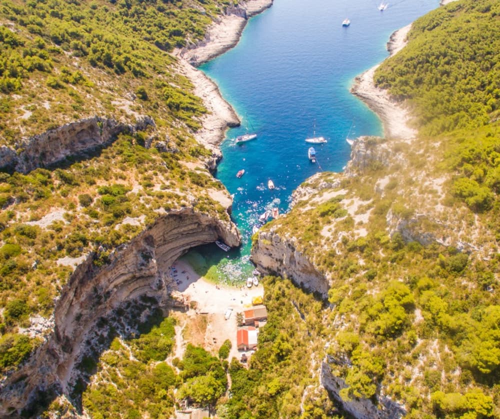 Ολοήμερη ιδιωτική εκδρομή με σκάφος σε 5 νησιά: Γαλάζια Σπηλιά, Νησιά Χβαρ και Πακλένι