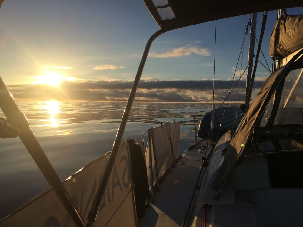 Mer, amour et soleil : une journée riche en émotions sur un voilier