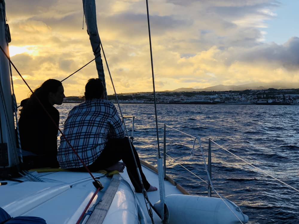 Mer, amour et soleil : une journée riche en émotions sur un voilier