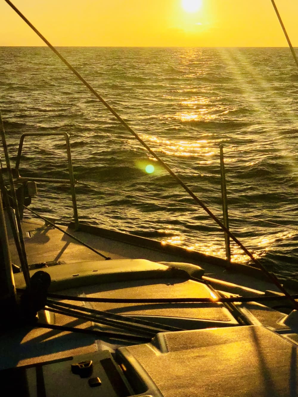Mer, amour et soleil : une journée riche en émotions sur un voilier