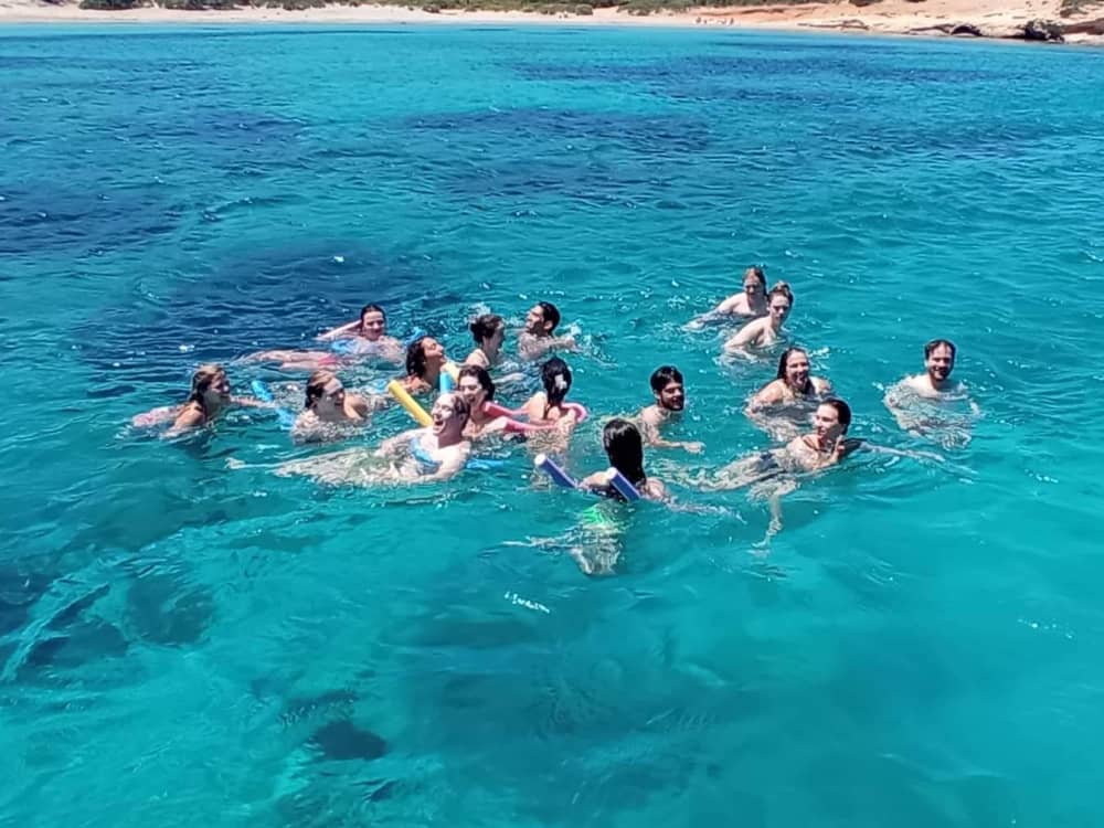 Tu escapada VIP a Piso Livadi: Un viaje de 3h30 en un goleta.