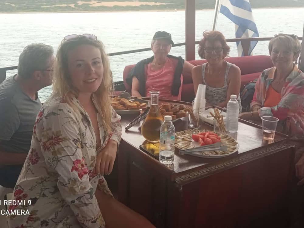 Tu escapada VIP a Piso Livadi: Un viaje de 3h30 en un goleta.