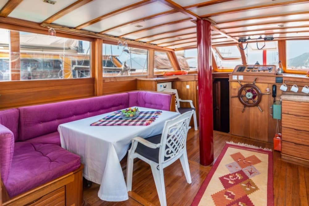 Tu escapada VIP a Piso Livadi: Un viaje de 3h30 en un goleta.