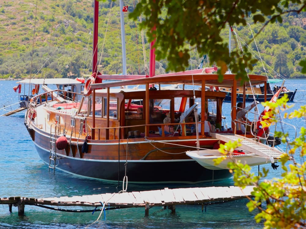 Tu escapada VIP a Piso Livadi: Un viaje de 3h30 en un goleta.