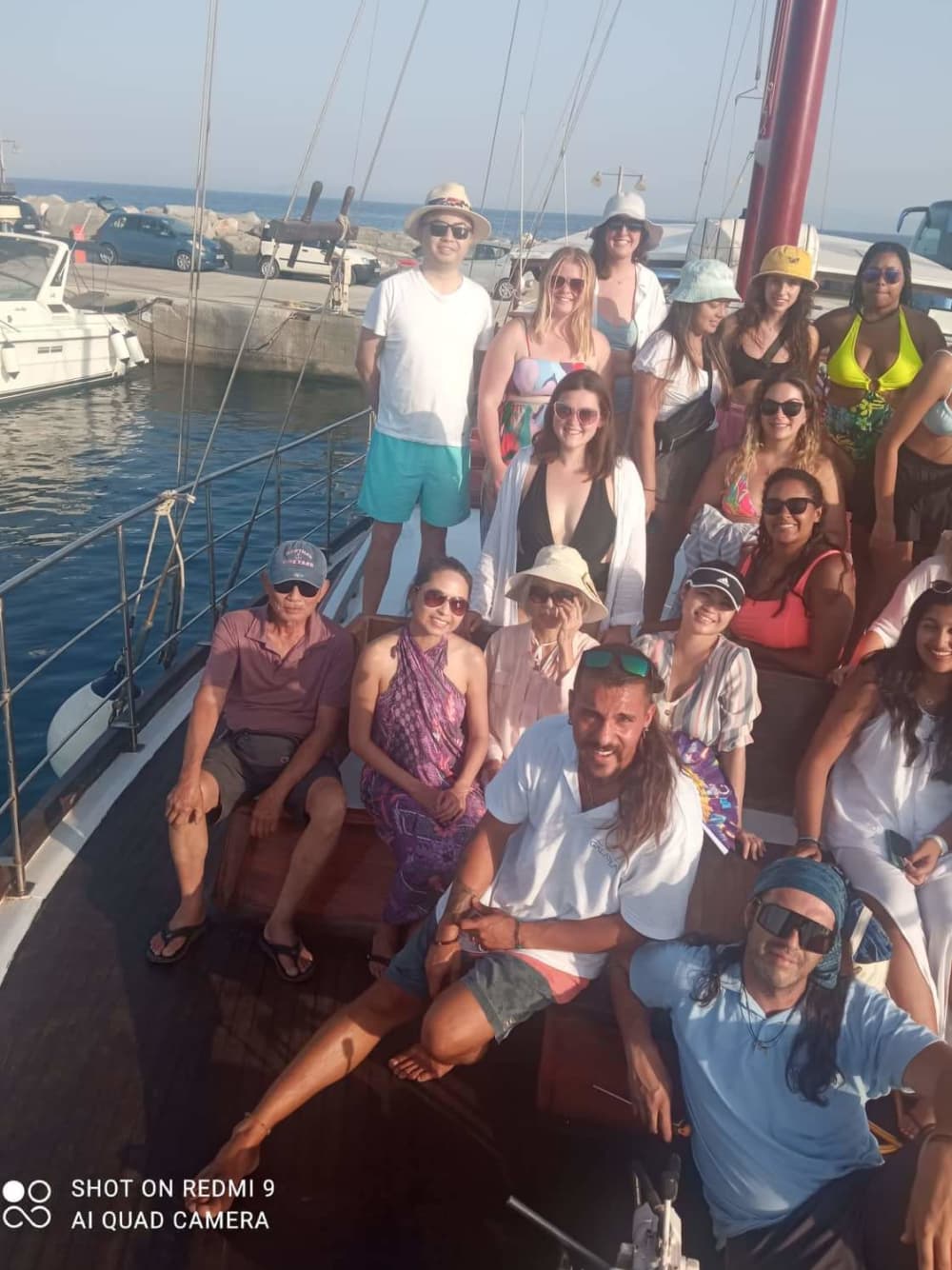 Tu escapada VIP a Piso Livadi: Un viaje de 3h30 en un goleta.