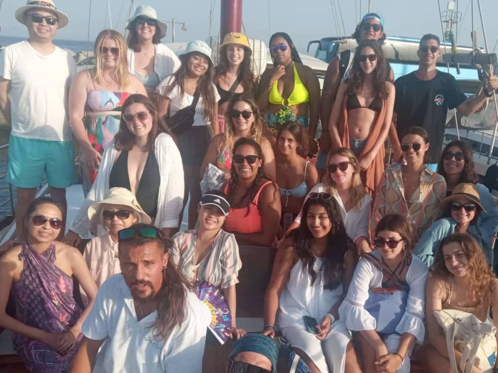 Tu escapada VIP a Piso Livadi: Un viaje de 3h30 en un goleta.