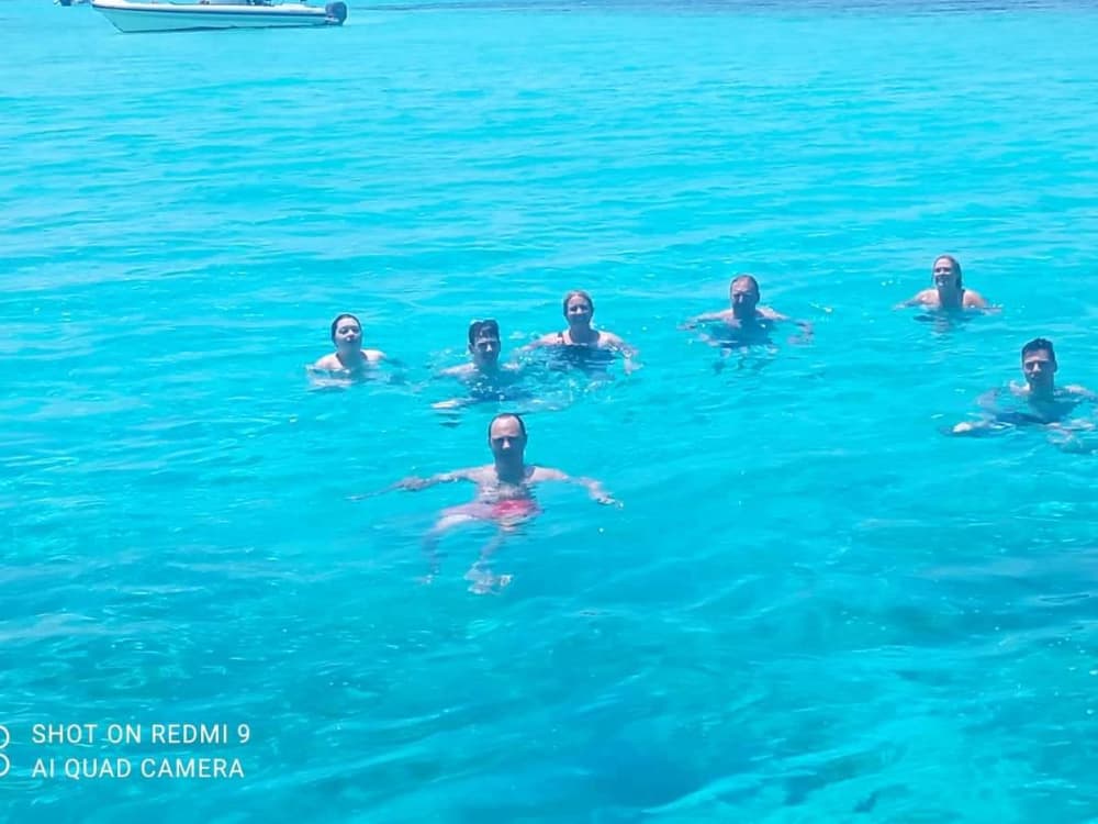 Tu escapada VIP a Piso Livadi: Un viaje de 3h30 en un goleta.