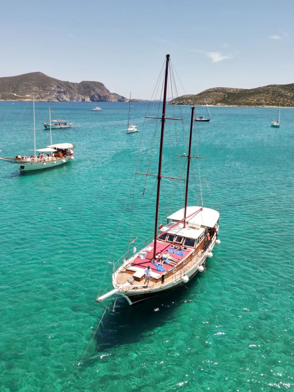 Tu escapada VIP a Piso Livadi: Un viaje de 3h30 en un goleta.