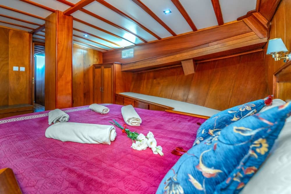 Tu escapada VIP a Piso Livadi: Un viaje de 3h30 en un goleta.