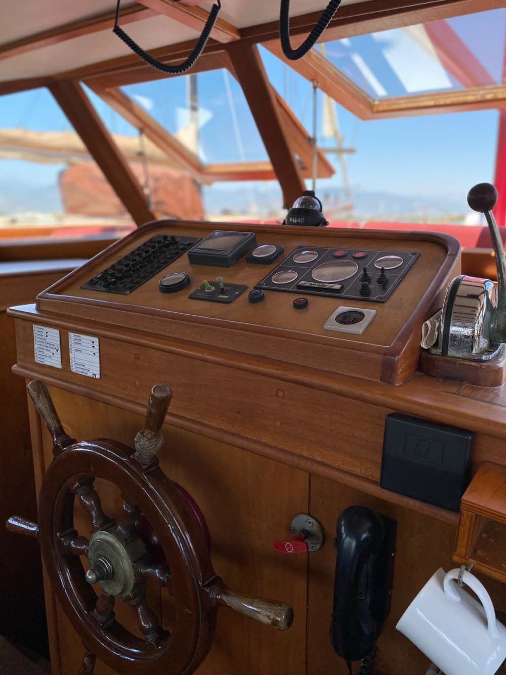 Tu escapada VIP a Piso Livadi: Un viaje de 3h30 en un goleta.