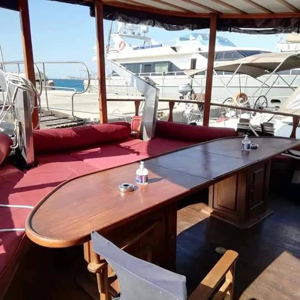 Tu escapada VIP a Piso Livadi: Un viaje de 3h30 en un goleta.